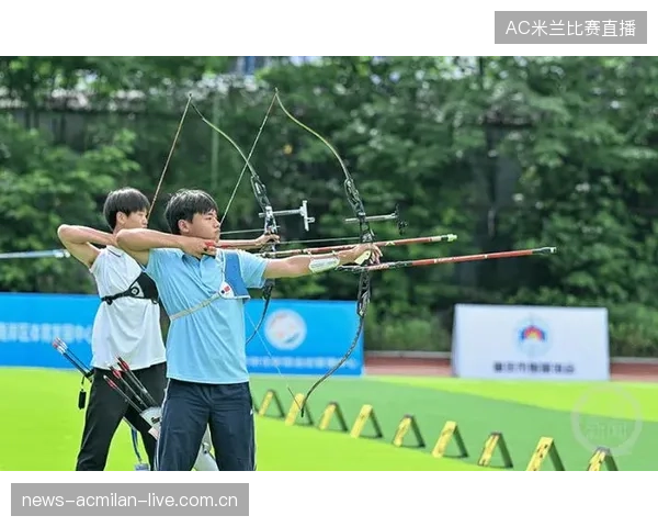 射箭高手失衡瞬间：发力过猛，箭几乎穿透靶板的惊险一刻